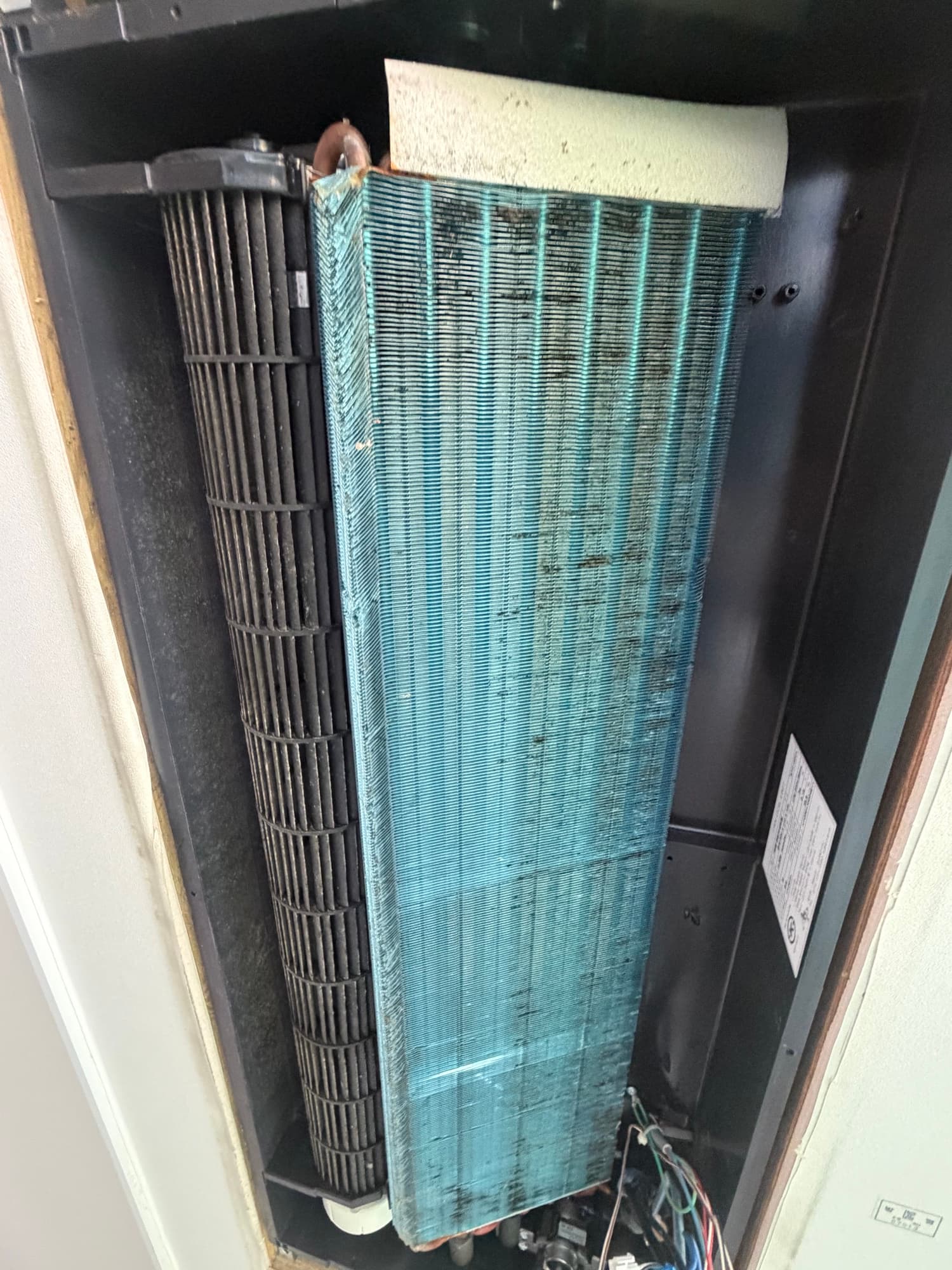 세척 전 — 먼지와 얼룩이 낀 냉난방기 열교환 코일